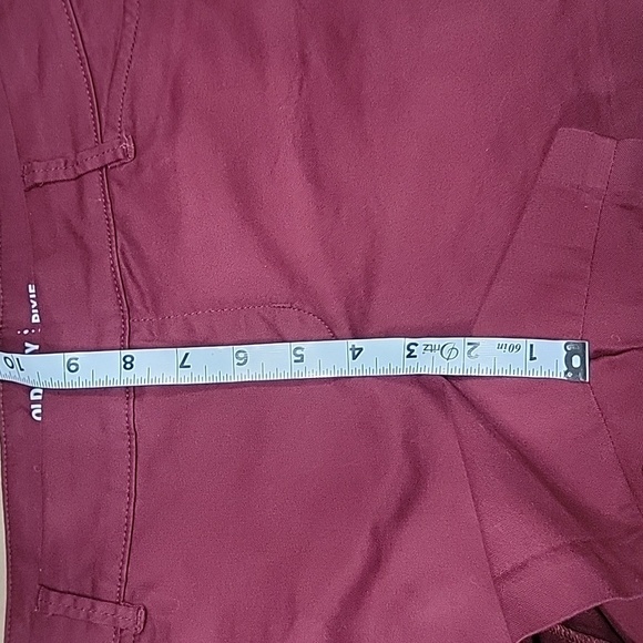 Old Navy Size 6 Burgundy Pixie Mid Rise Shorts, Excellent Used Condition - Picture 7 of 10